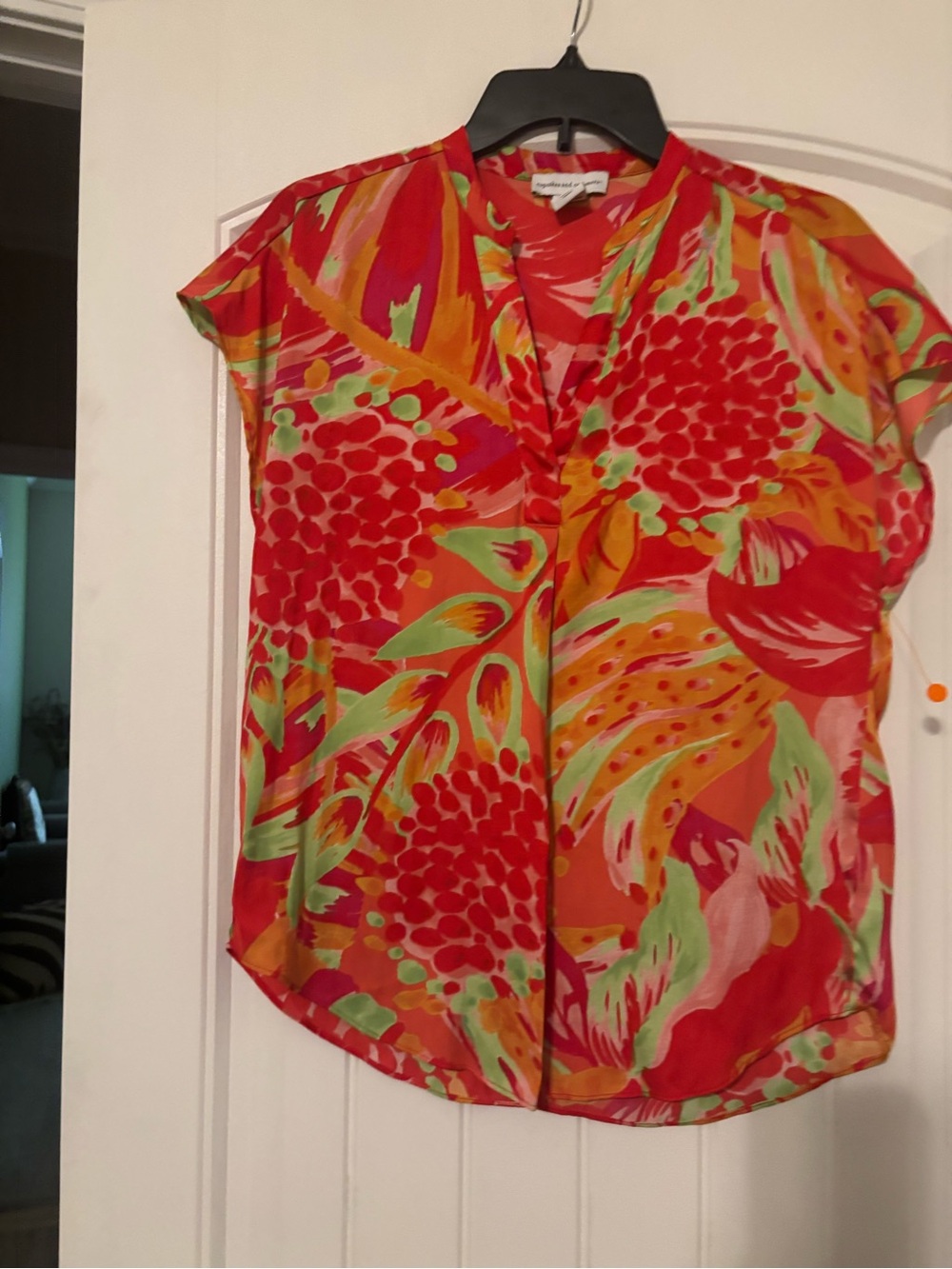cupcakes & cashmere Bright Red Multicolor Floral V-Neck Cap Sleeve Blouse